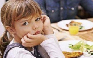 培养孩子良好饮食习惯 米粒掉在桌上该不该让孩子捡起来吃